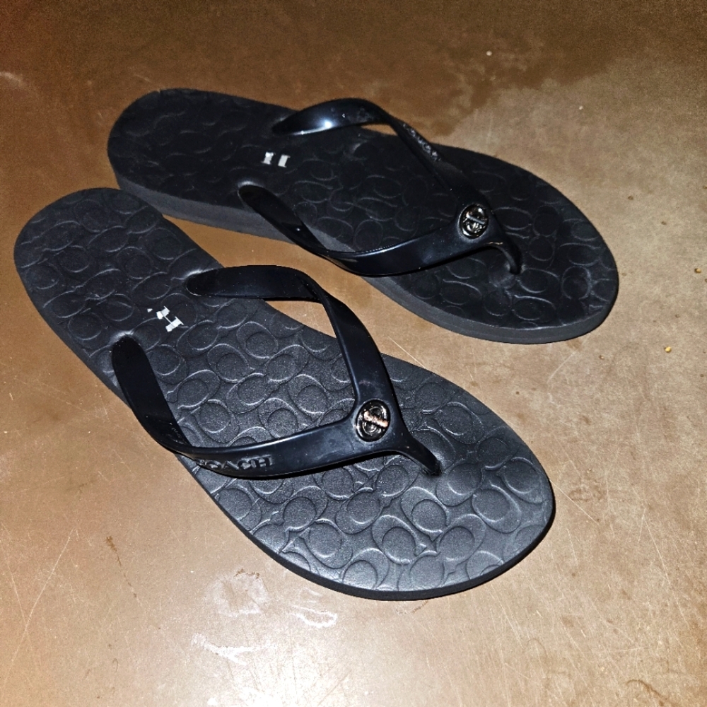 Coach Abigail Turnlock rubber thongs